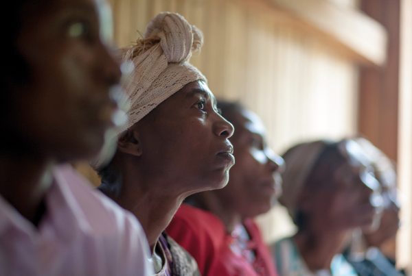 Mujeres participando en un taller de derechos indigenas